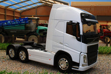 Load image into Gallery viewer, WEL32690LW WELLY 132 SCALE VOLVO FH 6X4 LORRY IN WHITE