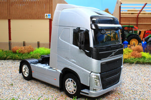 WEL32690S Welly 1:32 Scale Volvo FH 4x2 Lorry in Silver