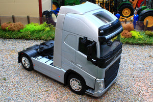 WEL32690S Welly 1:32 Scale Volvo FH 4x2 Lorry in Silver