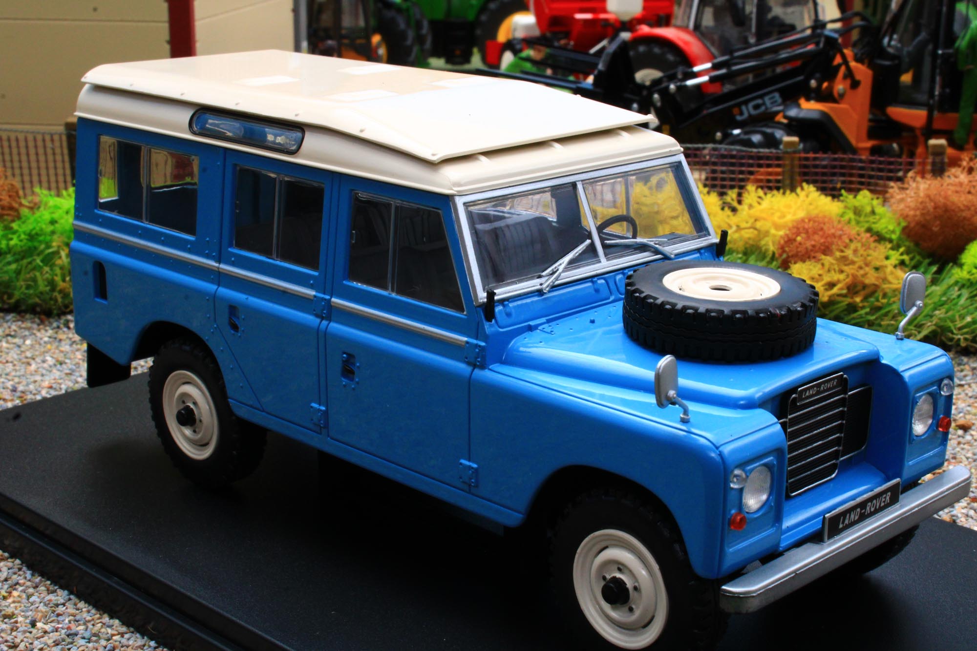 WHI124150 Whitebox 1:24 Scale Land Rover Series III 109 in Blue – Brushwood  Toys