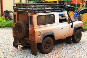 WWEL22498SP Weathered Welly 1:24 Scale Land Rover Defender 90 in White with roof rack and snorkel